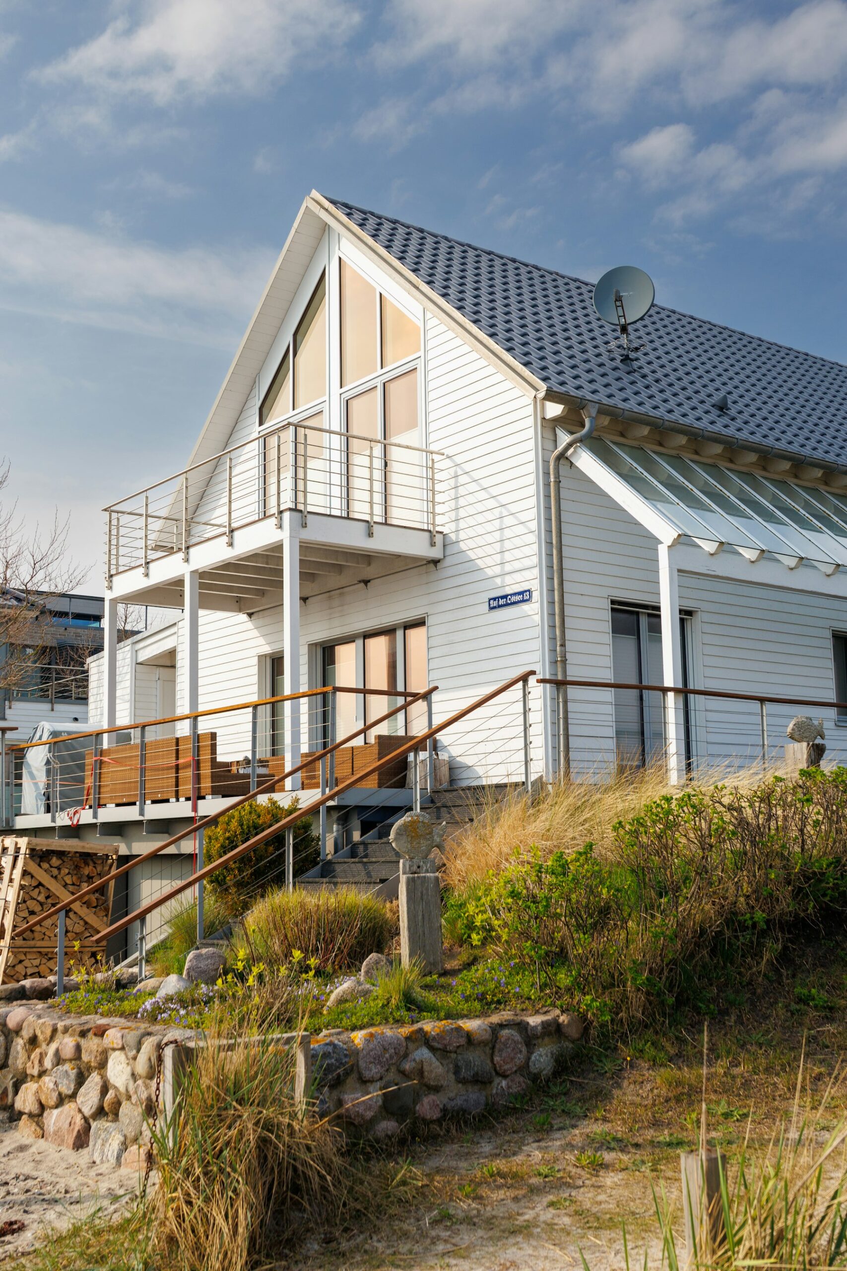 Helles Ferienhaus mit Balkonen und Strandgras