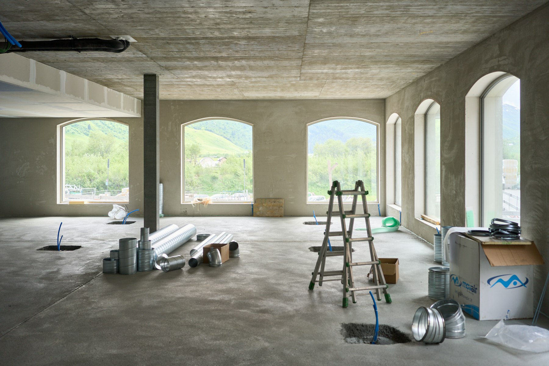 Heller Raum nach Umbauarbeiten mit Leiter und Materialresten